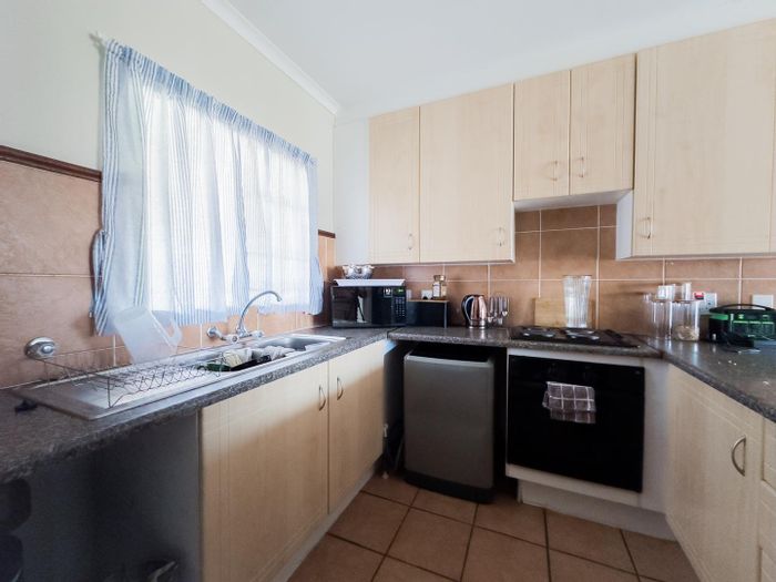 Mooikloof Ridge Townhouse To Rent: 2 Bedrooms, pool, tennis courts, secure living.