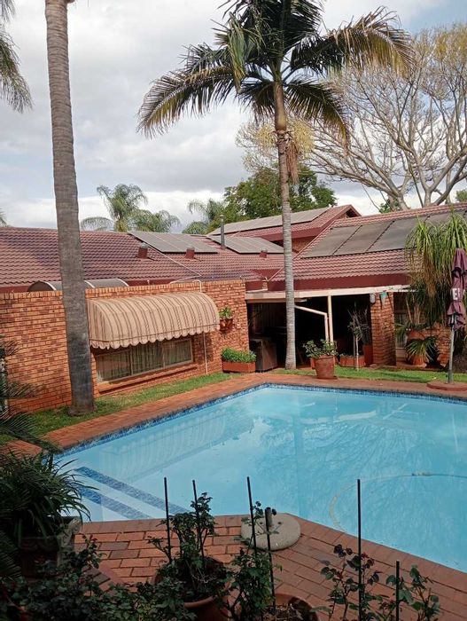 La Montagne Ext 3: Spacious family home with pool, five bedrooms, and security features. For Sale.