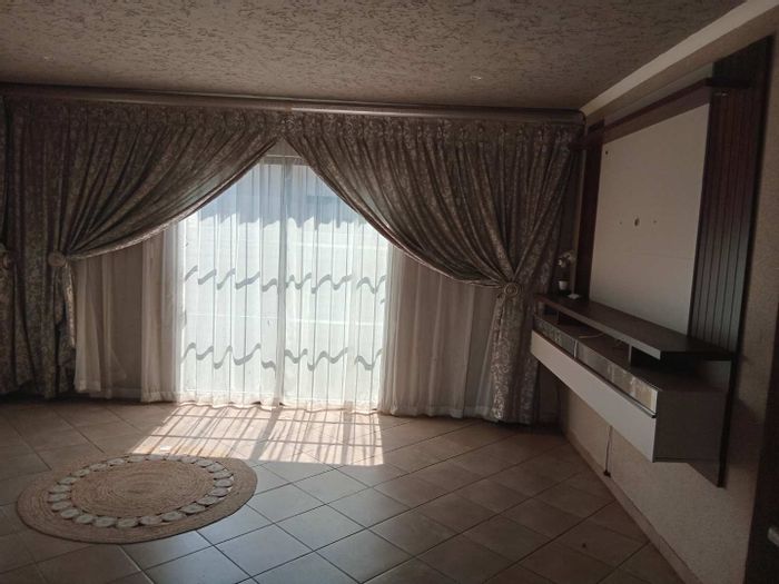 For Sale: House in Andeon with 3 bedrooms, flatlet, and secure parking.