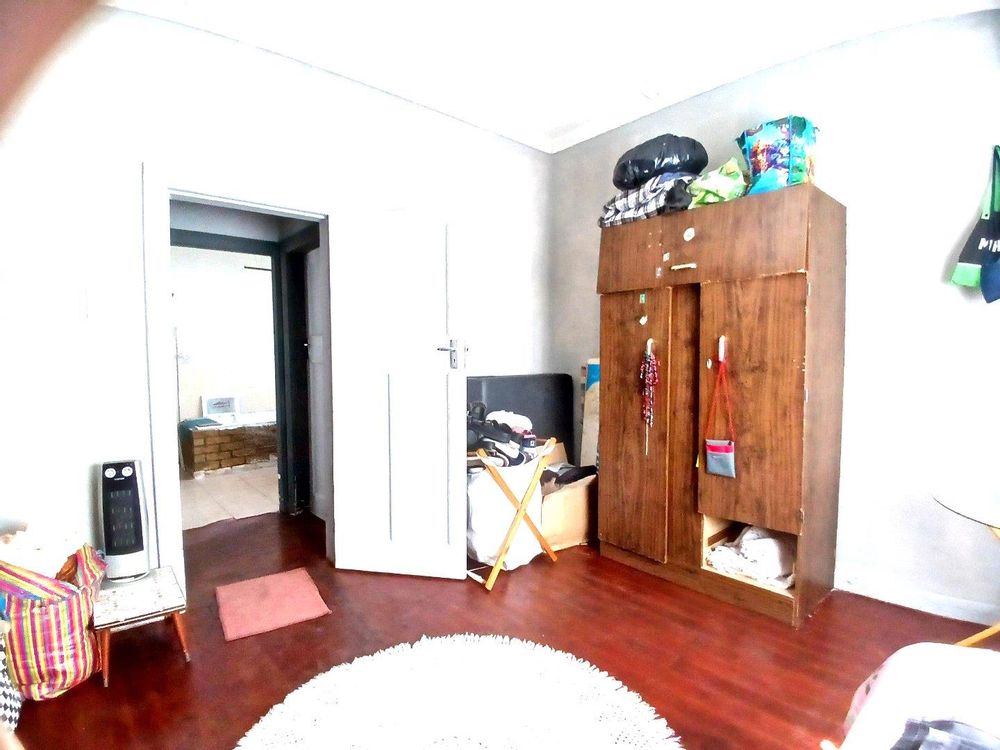 MAIN DWELLING: 2nd Bedroom (Passage at the back).