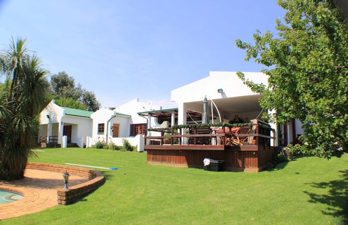 Spacious 6-bedroom house with pool, deck, and cottage in Benoni AH To Rent.