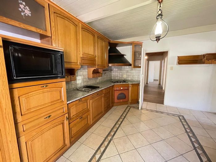House To Rent in Klein Windhoek: Spacious living, pool, flat for business use.