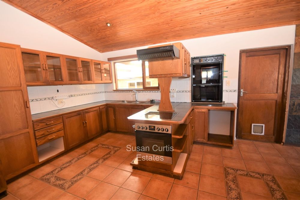 Kitchen, build in  stove and eye level oven