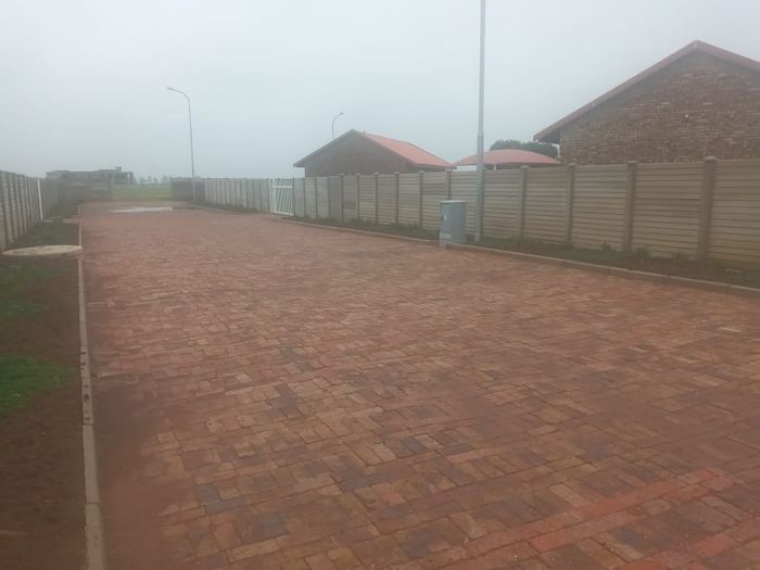 House To Rent in Riversdale: 3 Bedrooms, Large Garden, Secure Living.