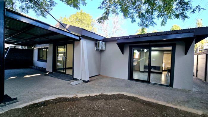 2-Bedroom Apartment To Rent in Menlo Park with en-suites, parking, and garden service.