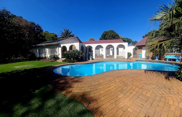 For Sale: Glen Marais House with 4 Bedrooms, Pool, and 3 Garages.