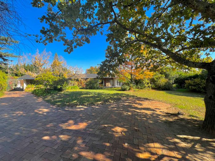 House for Sale in Uniepark: 4 bedrooms, self-contained flat, spacious yard.