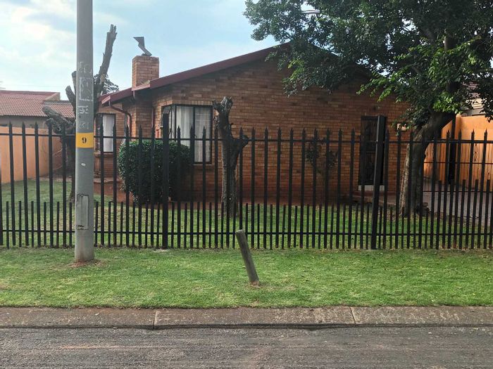 Property #2203516, House for sale in Spruitview