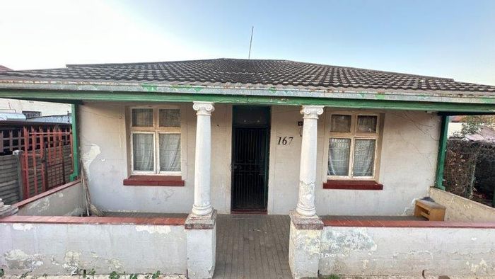 Turffontein House For Sale: Spacious garden, multiple bedrooms, ample parking available.