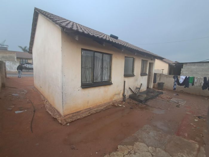 2-Bedroom House in Umthambeka For Sale with Kitchen, Living Area, and Garage.