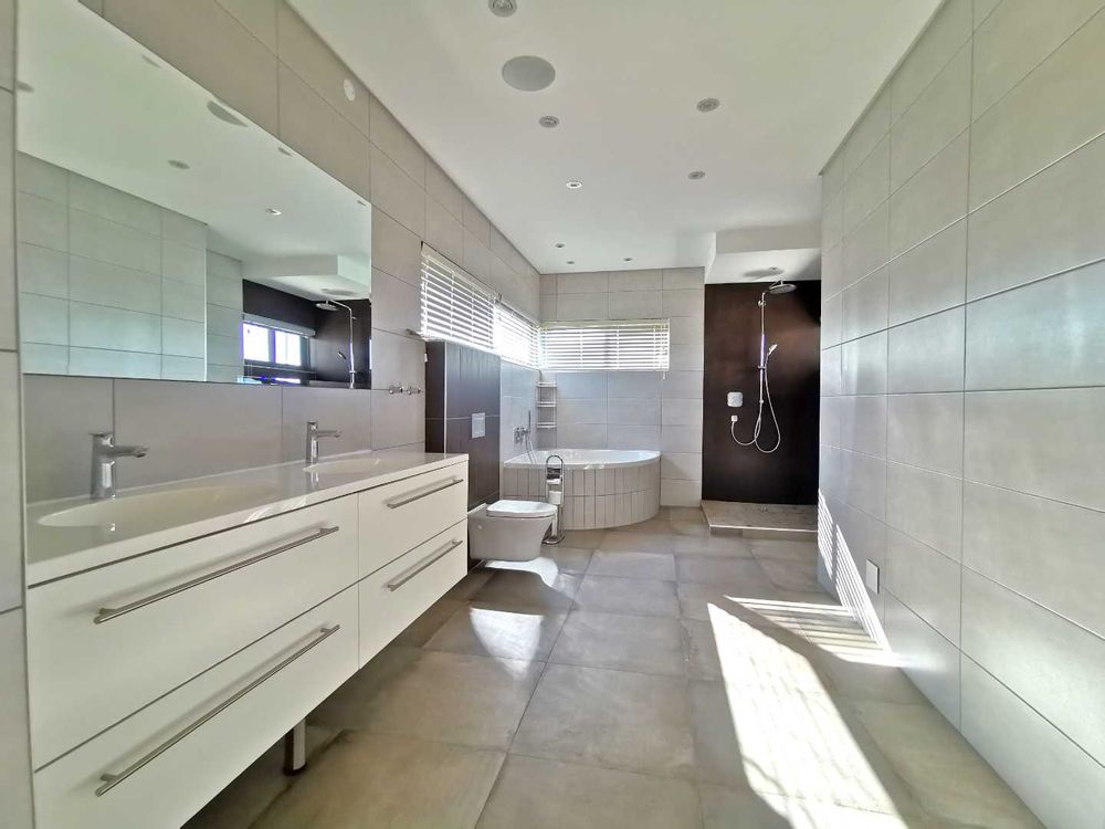 MASTER BEDROOM EN-SUITE 