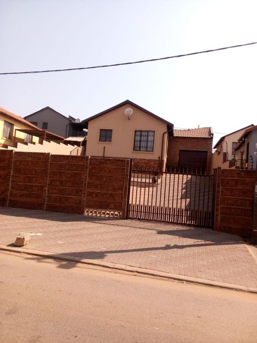 House for Sale in Mamelodi East: 2 beds, garage, near Mams Mall.