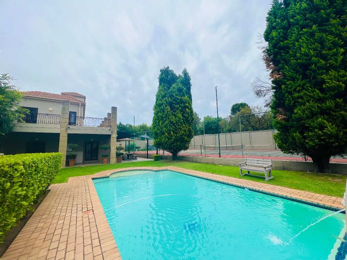 Paulshof Apartment To Rent: 1 Bed, Pool Access, Pet-Friendly, Private Garden.