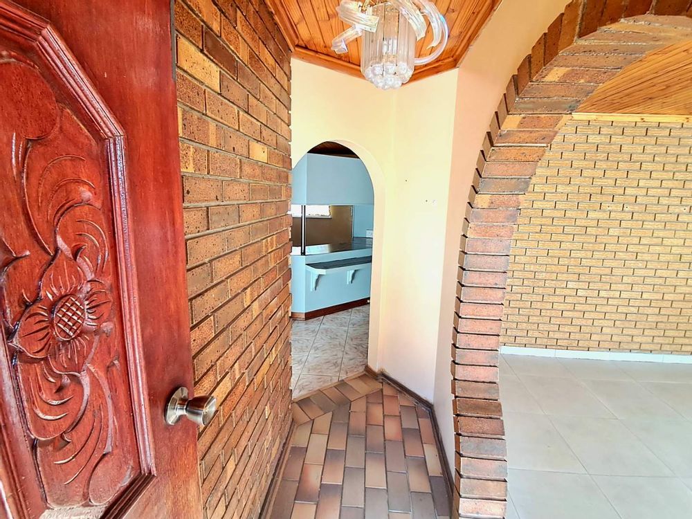 House for Sale in Pellissier Corner Stand, Pool, Entertainment Room