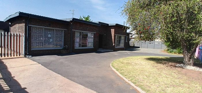 House To Rent in Parkrand: 3 Bedrooms, Garden, Garage, Security Features.