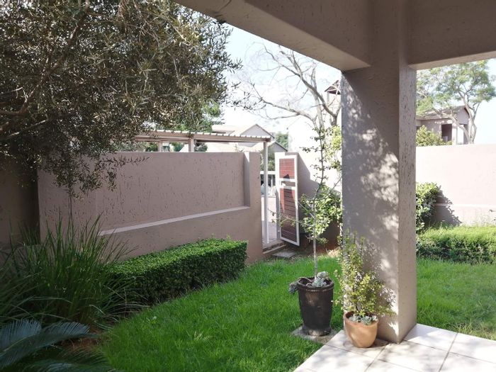 Bryanston Apartment To Rent: 2 beds, pool access, pet-friendly, secure complex.