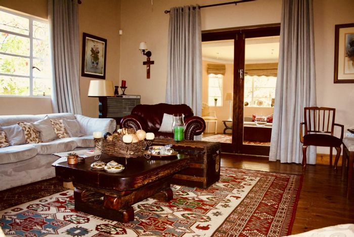 House For Sale in Vryheid Central: 4 beds, flatlets, pool, garages, borehole.