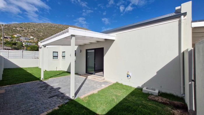 Pet-friendly townhouse in Capri with garden, parking, and mountain views. To Rent.