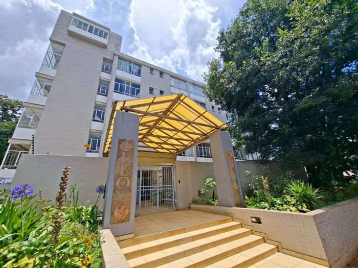 Illovo Apartment To Rent: Furnished studio, secure complex, close to amenities.