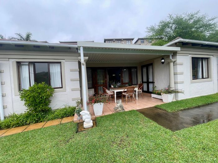 Ballito Central Cluster For Sale: 3 beds, secure estate, double garage, no stairs.