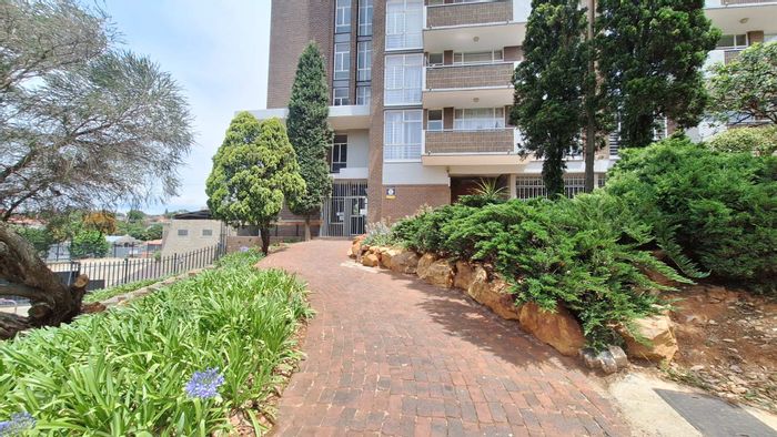 To Rent: Spacious 2-Bedroom Apartment in Constantia Kloof with Pool and Security.