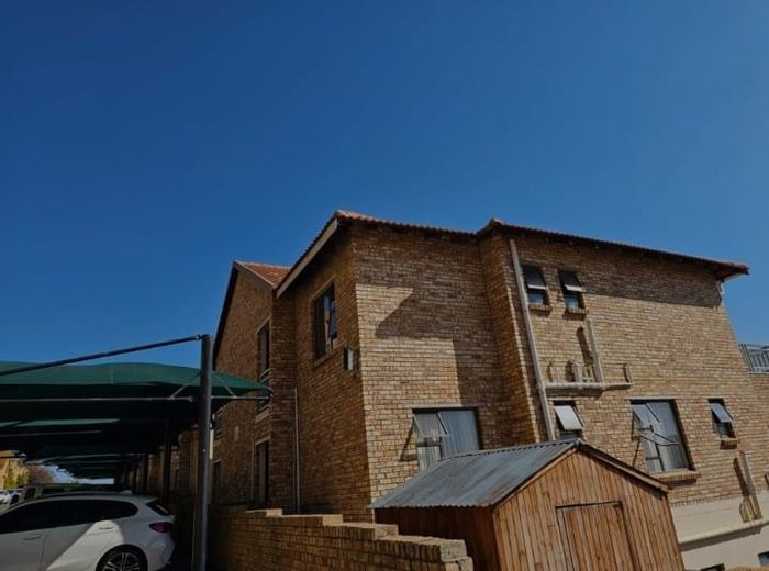 3-Bedroom Townhouse For Sale in Winchester Hills with garden and dedicated storeroom.