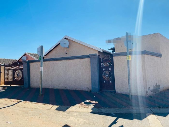 2-Bedroom House To Rent in Mamelodi East with spacious living and parking.