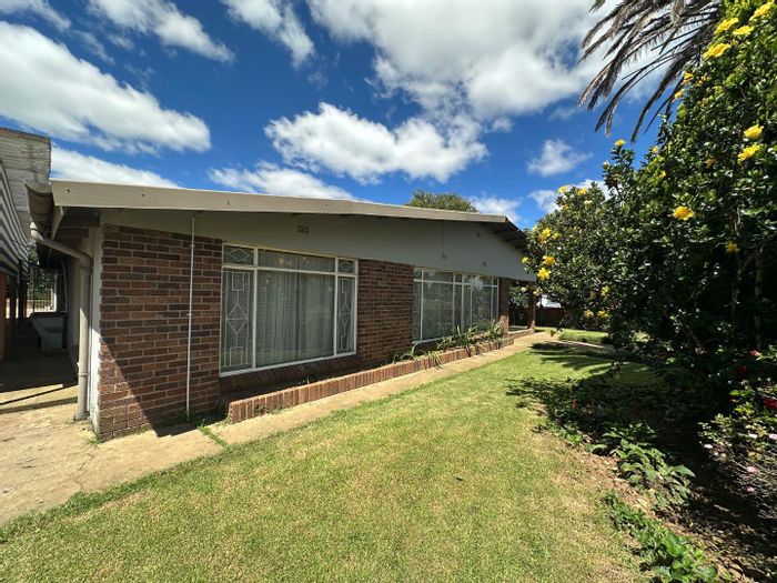 For Sale: Spacious Glencoe Central house with pool, veggie patch, and double garage.