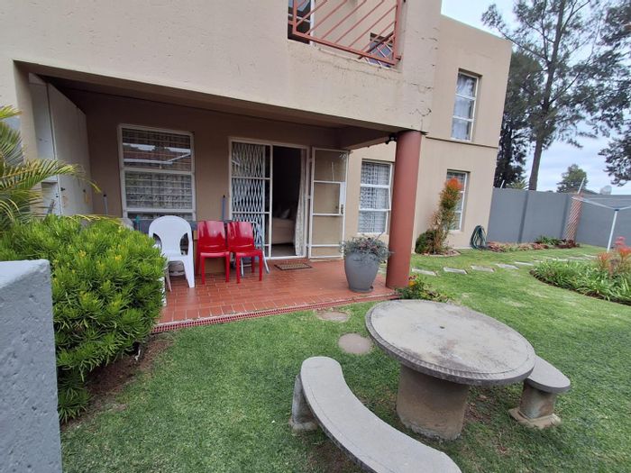 For Sale: Townhouse in Brackendowns with 3 bedrooms, garden, and pet-friendly policy.