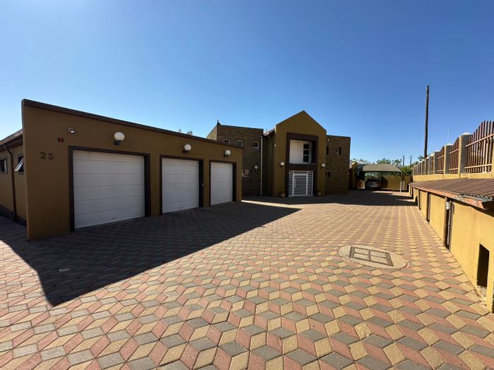 Large 11-bedroom house in Olympia with flats, pool, and multiple entertainment areas. For Sale.