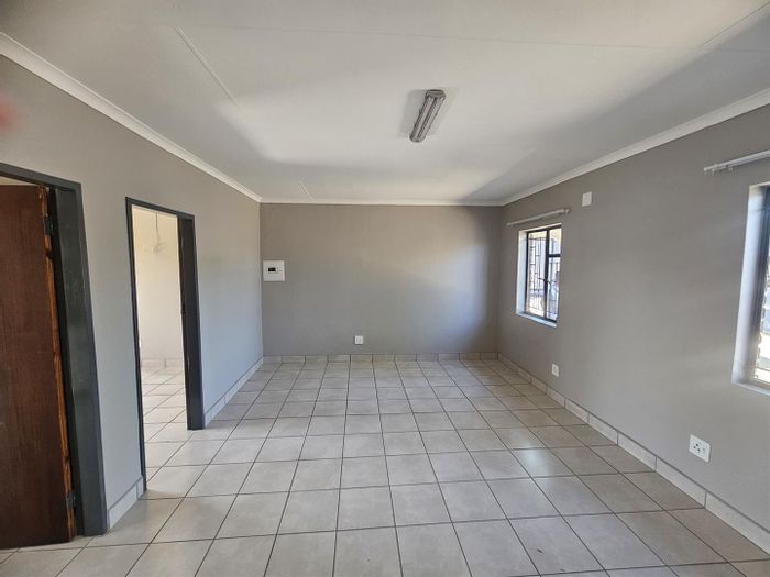 Cottage To Rent in Hoedspruit Central: 1 bed, spacious lounge, kitchen space.