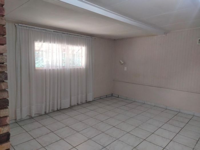 Property #2238423, Cottage rental monthly in Magaliesburg Central