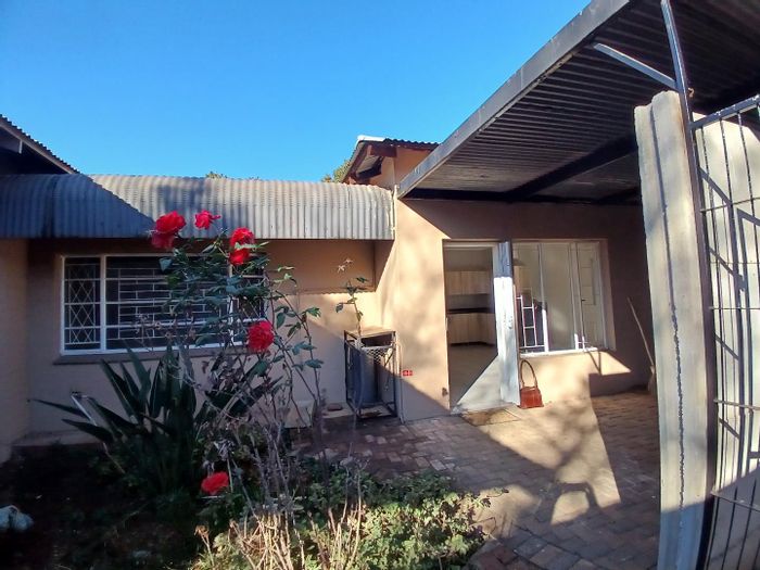 Property #2386298, Cottage Rental Monthly in Waverley