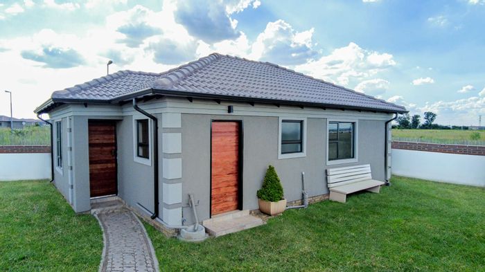 For Sale: House in Sharon Park with 3 bedrooms, solar geyser, and custom finishes.