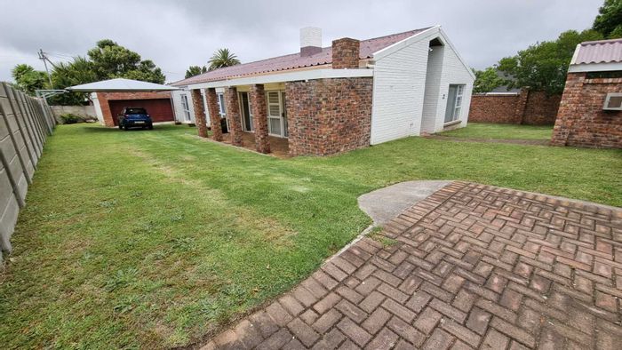 For Sale: Family-friendly house in Westering with double garage, braai area, and security features.