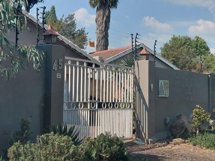 Cottage To Rent in Johannesburg North: 3 beds, 2 baths, shared property living.