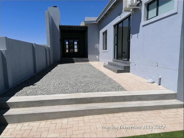 House To Rent in Elisenheim: 3 bedrooms, aircon, double garage, spacious yard.