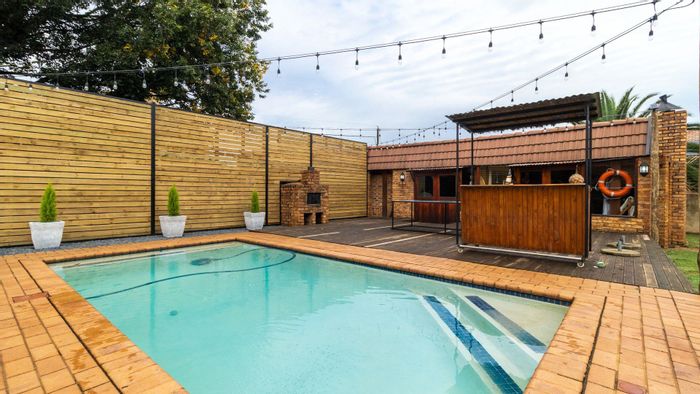 Bartlett House For Sale: 4 Bedrooms, pool, bar, ample parking, serene setting.