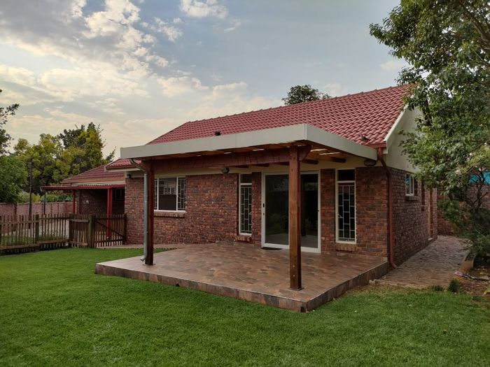 Cottage to Rent in Die Wilgers: 2 Bedrooms, Garden, Carport, Prepaid Electricity.