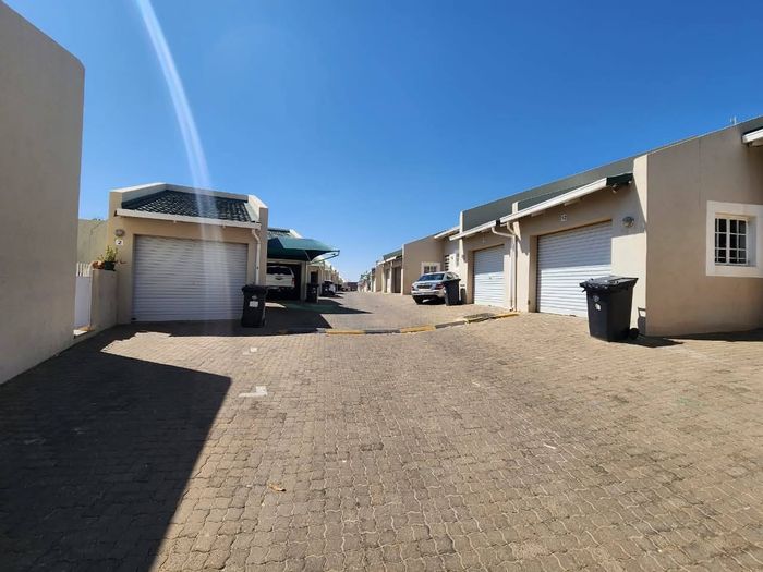 Kleine Kuppe Townhouse For Sale: 3 beds, garage, garden, near amenities.