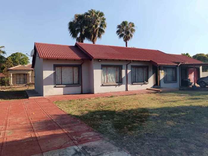 For Sale: House in Theresapark with 3 bedrooms, garage, and flexible living spaces.