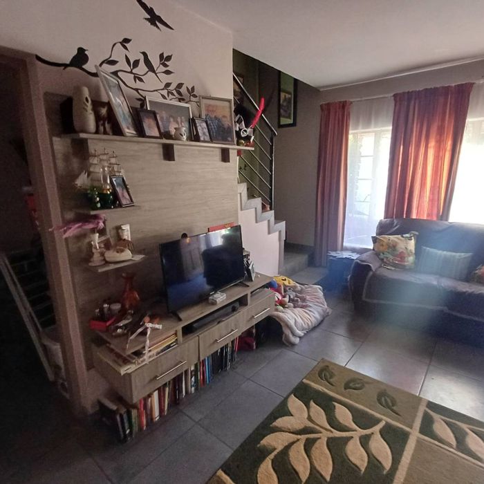2-Bedroom Townhouse in Annlin with private garden, jacuzzi, and built-in braai. For Sale.