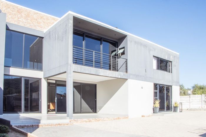 Spacious 6-bedroom house in Avis with pool, BBQ area, and home office. For Sale.