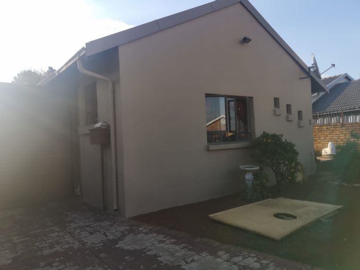 Heuweloord House For Sale: Open-plan living, double garage, study, security features.