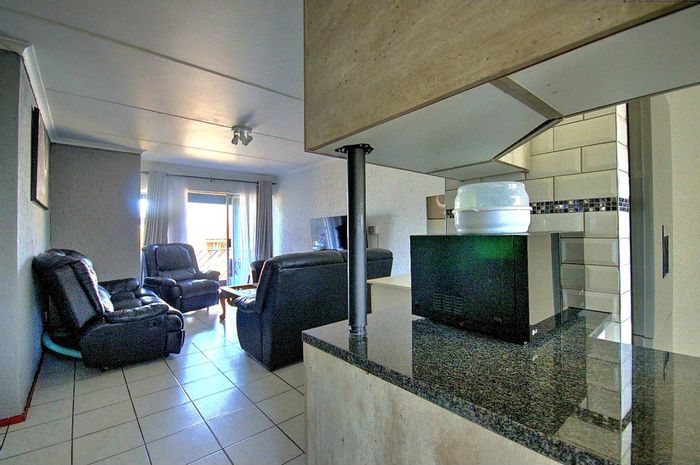 Mulbarton Apartment To Rent: 3 bedrooms, balcony, pool, 24-hour security, parking.
