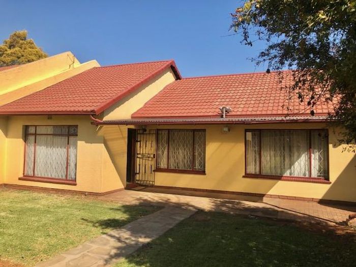 3-Bedroom House For Sale in Verwoerdpark with private garden and double garage.
