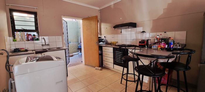 Townhouse For Sale in Otjomuise: 2 beds, courtyard, covered parking, low levies.
