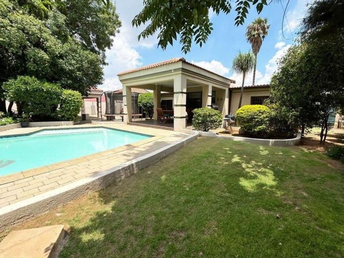 Brackenhurst House For Sale: 3 beds, pool, flatlet, bar, and security features.