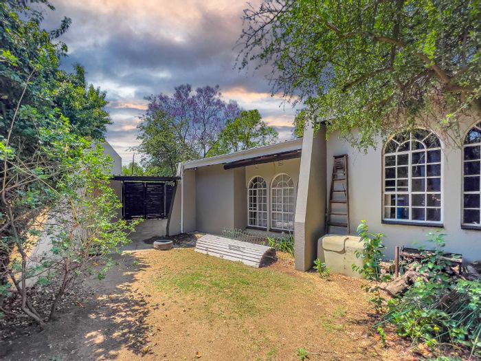 For Sale: House in Strijdompark with pool, office, solar system, and ample parking.