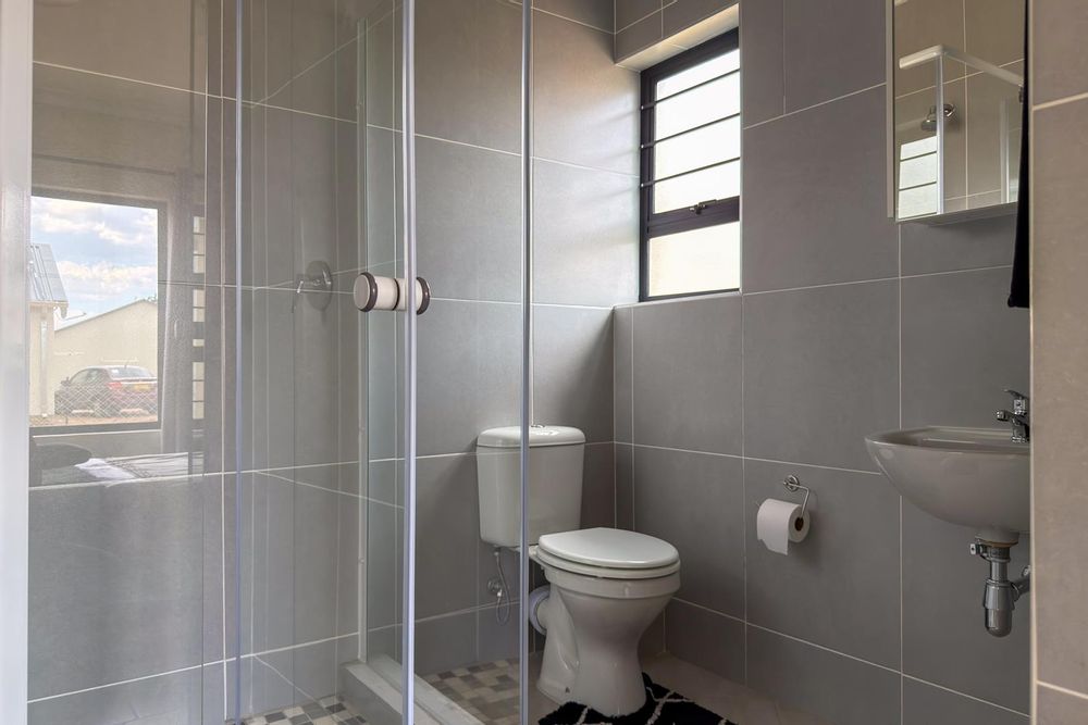 Main bedroom ensuite bathroom.